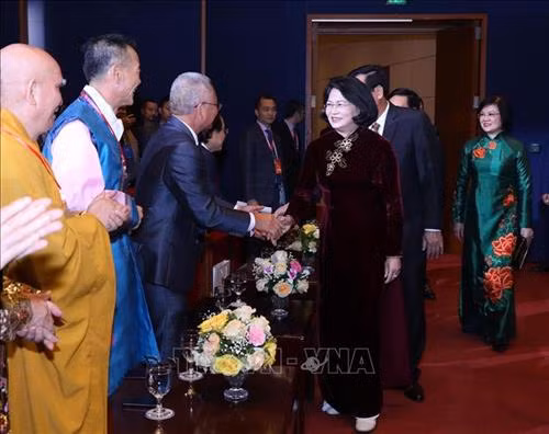Phó Chủ tịch nước Đặng Thị Ngọc Thịnh với các đại biểu dự chương trình Xuân Quê hương năm 2020. Ảnh: Lâm Khánh – TTXVN