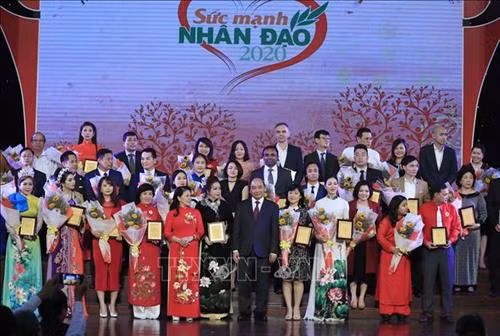 Thủ tướng Nguyễn Xuân Phúc và các nhà tài trợ cho Hội Chữ Thập đỏ Việt Nam. Ảnh: Thống Nhất –TTXVN