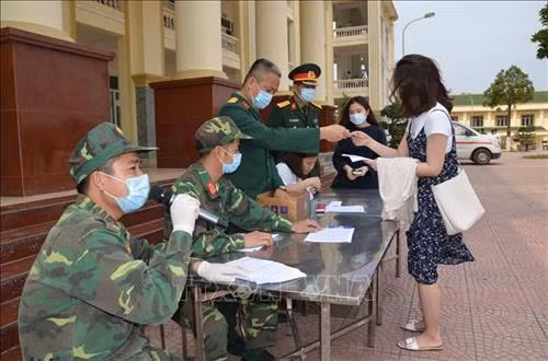 Các công dân làm thủ tục trước khi trở về địa phương. Ảnh: TTXVN phát