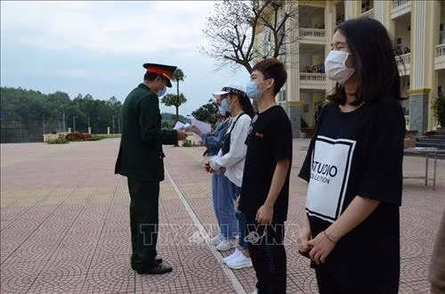 Trao giấy chứng nhận hoàn thành cách ly cho các công dân. Ảnh: TTXVN phát