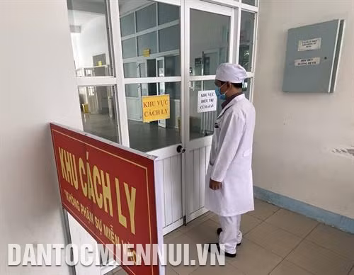 Người dân đến khám chữa bệnh tại Bệnh viện Đa khoa Hưng Thịnh (Lào Cai) được phát khẩu trang y tế miễn phí và sát trùng tay. Ảnh: Quốc Khánh Tỉnh Tiền Giang tiếp tục cho học sinh, sinh viên nghỉ học, đồng thời phun thuốc vệ sinh sát khuẩn tại các điểm trường. Ảnh: Nam Thái Bệnh viện Đa khoa tỉnh Ninh Thuận bố trí khu vực cách ly tại Khoa Nhiễm để tiếp nhận, điều trị người bệnh. Ảnh: Công Thử Cán bộ, chiến sĩ Đồn biên phòng cửa khẩu Ma Lù Thàng tổ chức phát 3.500 khẩu trang miễn phí cho đồng bào dân tộc ở bản Hùng Bèng, xã Ma Ly Pho, huyện Phong Thổ (Lai Châu). Ảnh: Quý Trung