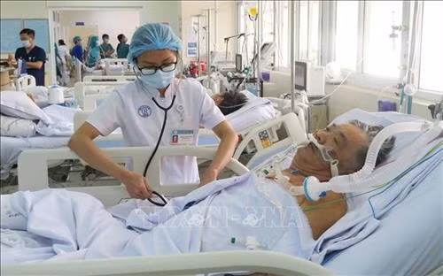 Một bệnh nhân trong nhập viện trong tình trạng nguy kịch vì uống thuốc đông y trị tiểu đường. Ảnh: Đinh Hằng – TTXVN