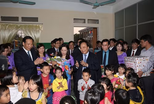 Phó Thủ tướng Nguyễn Xuân Phúc thăm, chúc Tết cô và trò Trường Mầm non xã Hồng Thái (huyện Ninh Giang). Ảnh: Phương Hoa – TTXVN