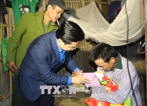 Đại diện lãnh đạo Trung ương Đoàn tặng quà cho hộ nghèo tại huyện Hạ Lang. Ảnh: Chu Hiệu – TTXVN