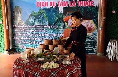 Chuẩn bị bữa ăn cho du khách nghỉ tại Homestay A Phủ, thôn Nà Tông, xã Thượng Lâm. Ảnh Quang Đán – TTXVN