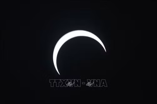 Hiện tượng nhật thực vòng tròn lửa trên bầu trời nhìn từ Banda Aceh, Indonesia, ngày 26/12/2019. Ảnh: AFP/ TTXVN