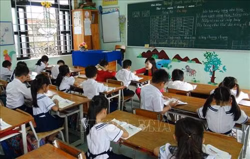 Học sinh trường Tiểu học thị trấn Khánh Vĩnh, huyện Khánh Vĩnh được trang bị sách vở, đồng phục đầy đủ. Ảnh: Phan Sáu - TTXVN