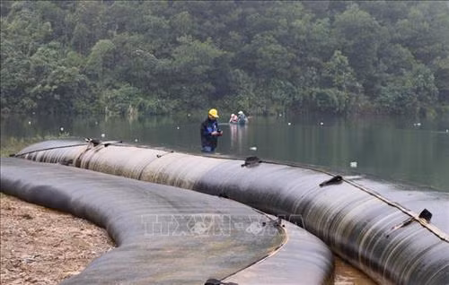 Công ty Cổ phần Đầu tư nước sạch sông Đà và lực lượng chức năng có liên quan khắc phục sự cố ô nhiễm nguồn nước tại Nhà máy nước sông Đà. Ảnh: TTXVN
