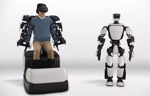 Người dùng điều khiển từ xa robot T-HR3. Ảnh: engadget.com