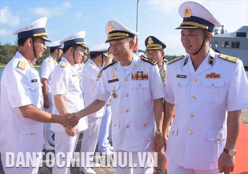 Chuẩn Đô đốc Nguyễn Duy Tỷ (bìa phải) Bộ Tư lệnh Vùng 5 Hải quân Việt Nam đón tiếp Đại tướng Ouk Sey Ha (giữa), Phó Tư lệnh Hải quân Hoàng gia, Chỉ huy trưởng Căn cứ biển Hoàng gia Campuchia