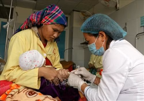 Bác sỹ Bệnh viện Đa khoa tỉnh Lai Châu tích cực điều trị cho bệnh nhi: Ảnh: Quý Trung – TTXVN
