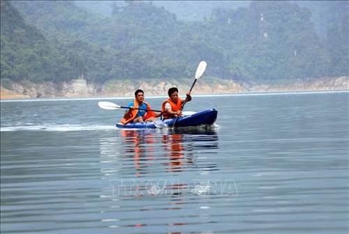Du khách khám phá hồ thủy điện Tuyên Quang - “Hạ long cạn” giữa đại ngàn huyện Lâm Bình bằng thuyền Kayak. Ảnh: Quang Đán - TTXVN