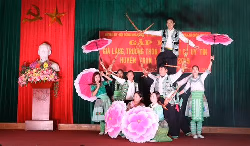 Biểu diễn văn nghệ chào mừng. Ảnh: Hoàng Hà