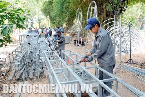 Các công nhân tất bật thực hiện một công đoạn thiết kế các tiểu cảnh của Đường hoa Nguyễn Huệ Tết Canh Tý 2020