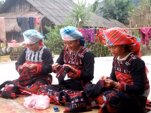 Phụ nữ Xa Phó thêu thổ cẩm