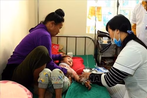 Các bác sỹ Bệnh viện đa khoa tỉnh Điện Biên khám, chữa bệnh cho bệnh nhân mắc cúm A. Ảnh: Phan Tuấn Anh - TTXVN