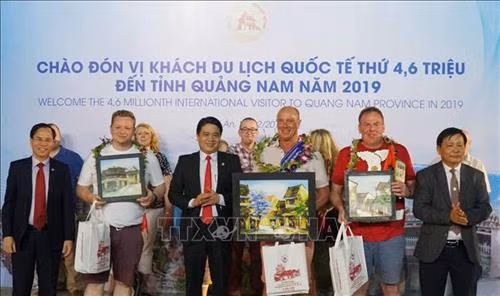 Ban tổ chức tặng quà, chào mừng cho đoàn khách quốc tế đến từ Anh. Ảnh: Đoàn Hữu Trung - TTXVN