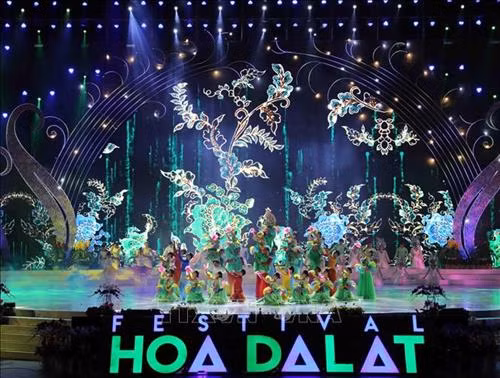 Tiết mục nghệ thuật chào mừng thành công Festival hoa Đà Lạt. Ảnh: Nhật Anh - TTXVN
