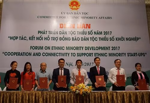 Các đối tác dự Diễn đàn ký thỏa thuận hợp tác hỗ trợ đồng bào dân tộc thiểu số