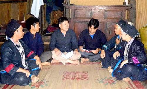 Một buổi tuyên truyền của cán bộ xã Kim Quan (Yên Sơn) về công tác phát triển Đảng. Nguồn ảnh: baotuyenquang.com.vn