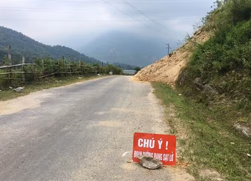 Nhiều điểm có nguy cơ sạt lở trên Tỉnh lộ 152. Ảnh : baolaocai.vn