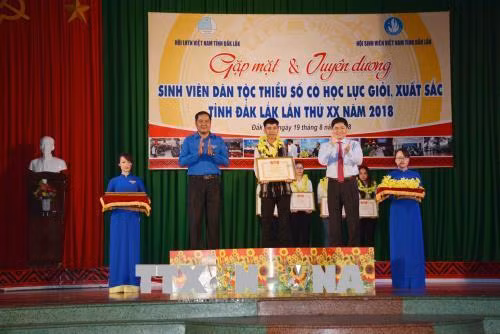 Tuyên dương sinh viên dân tộc Ê Đê có thành tích học tập tốt. Ảnh: Hoài Thu – TTXVN