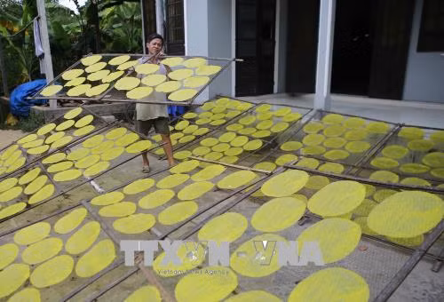 Công đoạn phơi bánh tráng. Ảnh: Hồ Cầu - TTXVN