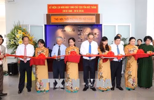 Các đại biểu cắt băng khai mạc trưng bày chuyên đề “Thời niên thiếu của Chủ tịch Tôn Đức Thắng” tại Bảo tàng Tôn Đức Thắng. Ảnh: Thanh Vũ-TTXVN