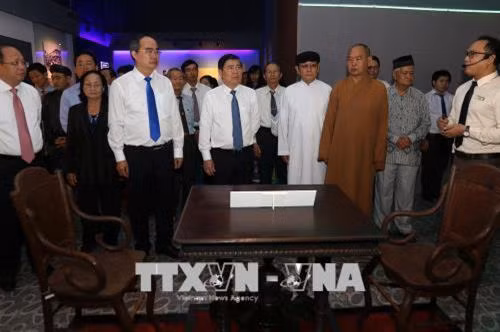 Các đại biểu tham quan trưng bày chuyên đề “Thời niên thiếu của Chủ tịch Tôn Đức Thắng” tại Bảo tàng Tôn Đức Thắng. Ảnh: Thanh Vũ-TTXVN