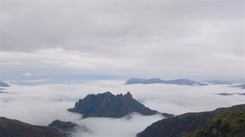 Núi Bạch Mộc Lương Tử (còn gọi là Ky Quan San), nơi giao thoa giữa trời và đất. Ảnh: Cao Hương - TTXVN