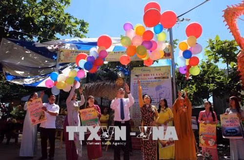 Thả bong bóng nguyện cầu hòa bình tại lễ hội Vu lan báo hiếu. Ảnh: Trần Lê Lâm - TTXVN