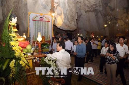 Người dân đến dâng hương tại lễ hội Vu lan báo hiếu. Ảnh: Trần Lê Lâm - TTXVN