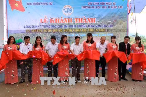 Lễ cắt băng khánh thành ngôi trường mới cho 55 cháu mẫu giáo học tại bản Căn Câu 2. Ảnh: Việt Hoàng – TTXVN