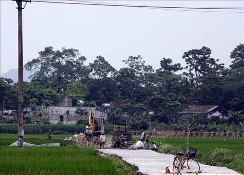 Đường nội đồng ở xã Sơn Nam, huyện Sơn Dương được bê tông hóa. Ảnh Quang Đán - TTXVN