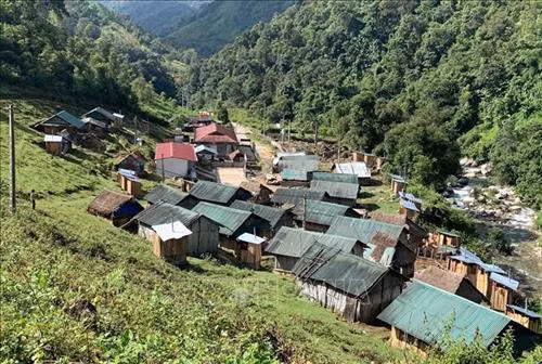 Sau 10 năm về ở tập trung, người La Hủ ở bản Hà Si, xã Pa Ủ, huyện Mường Tè (Lai Châu) đã ổn canh ổn cư. Ảnh: Việt Hoàng - TTXVN