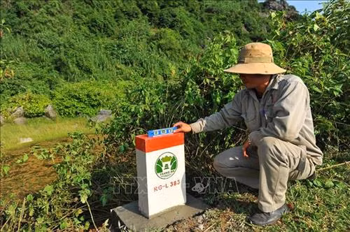 Các mốc giới phân định ranh giới trên vùng lõi đầu màu sơn đỏ, vùng đệm sơn màu xanh. Ảnh: Minh Đức - TTXVN