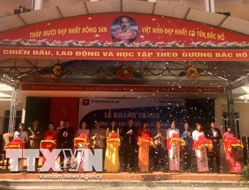 Phó Tổng Giám đốc Petrolimex Nguyễn Văn Sự và lãnh đạo huyện Đồng Văn cắt băng khánh thành Trường phổ thông dân tộc bán trú tiểu học xã Lũng Cú. Ảnh: Anh Nguyễn - TTXVN