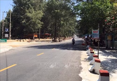 Đập Hòa Duân ở thị trấn Thuận An, huyện Phú Vang nay đã được hàn khẩu trở thành tuyến Quốc lộ 49B. Ảnh: Đỗ Trưởng-TTXVN