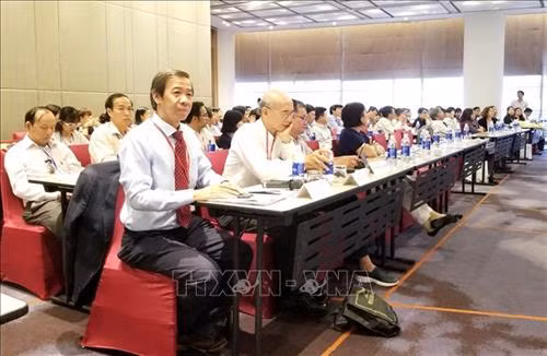 200 đại biểu đến từ các bệnh viện trên địa bàn Thành phố Hồ Chí Minh và các tỉnh, thành khu vực phía Nam tham dự Hội thảo “Thách thức mới trong chẩn đoán và điều trị bệnh truyền nhiễm”. Ảnh: Đinh Hằng - TTXVN