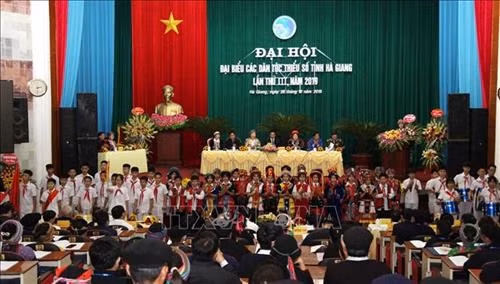 Các cháu thiếu nhi thành phố Hà Giang chào mừng Đại hội. Ảnh: Minh Tâm-TTXVN
