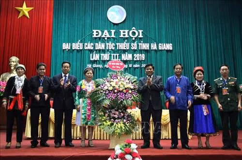 Thứ trưởng, Phó Chủ nhiệm Ủy ban Dân tộc Y Thông trao tặng lẵng hoa của Ủy ban Dân tộc cho Đại hội. Ảnh: Minh Tâm-TTXVN