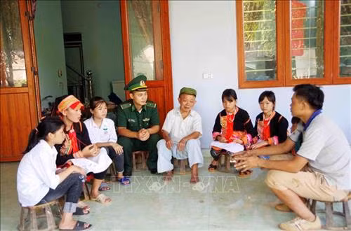 Cán bộ Đồn Biên phòng cửa khẩu Ma Lù Thàng tuyên truyền cho người dân xã Ma Ly Pho về việc thực hiện nghiêm các quy chế về biên giới. Ảnh: Công Tuyên –TTXVN
