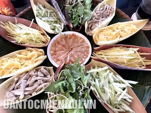 Du khách bơi thuyền thúng tham quan làng chài. Ảnh: Nguyễn Thanh Với đặc thù nhiều nắng và gió, Mũi Né trở thành nơi hội tụ của các tay đua lướt ván diều thế giới. Ảnh: Nguyễn Thanh Đến với Mũi Né, du khách có dịp thưởng thức những món ăn ngon và hấp dẫn ở nơi được mệnh danh là thiên đường du lịch. Ảnh: Nguyễn Thanh