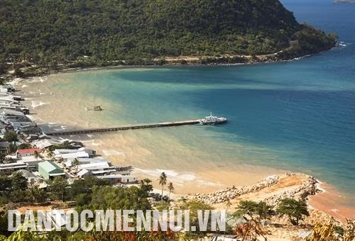 Cầu cảng dẫn vào trung tâm xã đảo Thổ Châu. Ảnh: Hồng Đạt