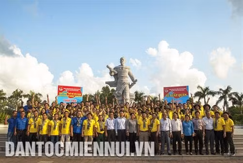 Tuổi trẻ Kiên Giang tham gia Lễ xuất quân hành trình “Tuổi trẻ Kiên Giang vì biển đảo quê hương” năm 2019. Ảnh: Hồng Đạt Người dân xã đảo Thổ Châu làm nghề nuôi trồng và khai thác thủy sản ở Bãi Dong. Ảnh: Hồng Đạt