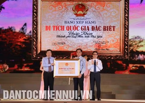 Nghệ nhân người Chăm Phú Yên trình diễn dệt thổ cẩm. Ảnh: Phạm Cường Nhân dịp này, Phó Thủ tướng Chính phủ Vũ Đức Đam đã trao Bằng di tích Quốc gia đặc biệt đối với Di tích kiến trúc nghệ thuật Tháp Nhạn. Đây là di tích thuộc nền văn hóa Champa có niên đại từ thế kỷ XI ở thành phố Tuy Hòa. Ảnh: Phạm Cường