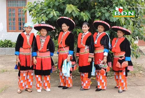 Phụ nữ Dao đỏ thường mặc những bộ trang phục với trang sức bằng bạc cầu kỳ trong những dịp lễ hội đặc biệt