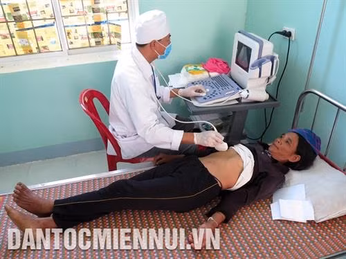Thôn Mô - Níc, xã Sơn Kỳ, huyện Sơn Hà có hơn 80 hộ đồng bào Hre sinh sống. Nhờ Công ty cổ phần 30/4 Quảng Ngãi đầu tư xây dựng đường, điện, nước sạch, trường học…, cuộc sống của đồng bào vùng căn cứ địa cách mạng năm xưa nay đã được cải thiện, nâng cao rõ rệt . Ảnh: Phước Ngọc Đồng bào nghèo, khó khăn ở xã Sơn Ba, huyện Sơn Hà được khám bệnh, phát thuốc miễn phí trong một chương trình từ thiện. Ảnh: Phước Ngọc Dự án cấp điện nông thôn tỉnh Quảng Ngãi giai đoạn 2013 - 2020 hiện đã cấp điện cho 459 hộ dân thuộc 5 xã Ba Tô, Ba Giang, Ba Vì, Ba Tiêu, Ba Điền thuộc huyện Ba Tơ, giúp đồng bào Hre có điều kiện phát triển sản xuất, cải thiện đời sống vật chất, tinh thần. Ảnh: Phước Ngọc
