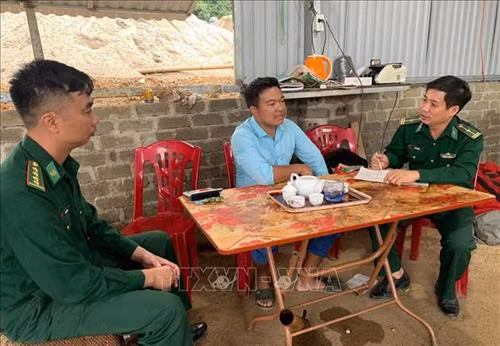 Thiếu tá Lê Văn Dung - Bí thư Đảng ủy xã Huổi Luông, huyện Phong Thổ (Lai Châu) (người đầu tiên bên phải) vận động gia đình anh Giàng A Mé hiến đất làm nơi thu mua chuối tập trung. Ảnh: Việt Hoàng – TTXVN