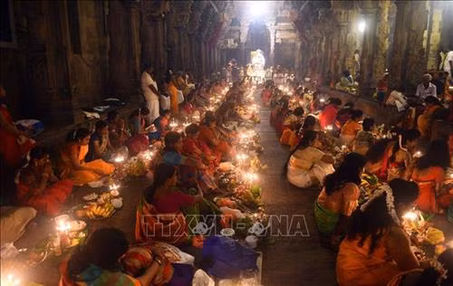 Pháo hoa lung linh trong lễ hội ánh sáng Diwali tại Amritsar, Ấn Độ. Ảnh: AFP/ TTXVN Người dân tham gia lễ hội ánh sáng Diwali tại Amritsar, Ấn Độ, ngày 27/10/2019. Ảnh: AFP/ TTXVN Người dân tham gia lễ hội ánh sáng Diwali tại Dhaka, Bangladesh, ngày 27/10/2019. Ảnh: THX/ TTXVN Người dân tham gia lễ hội ánh sáng Diwali tại Colombo, Sri Lanka, ngày 27/10/2019. Ảnh: THX/ TTXVN Người dân thắp đèn dầu bên bờ sông Sarayu ở Ayodhya, Ấn Độ, trước thềm lễ hội ánh sáng Diwali, ngày 26/10/2019. Ảnh: AFP/ TTXVN Người dân đốt pháo hoa trong lễ hội ánh sáng Diwali tại Dhaka, Bangladesh, ngày 27/10/2019. Ảnh: THX/ TTXVN Người dân thả đèn trời trong lễ hội ánh sáng Diwali tại Dhaka, Bangladesh, ngày 27/10/2019. Ảnh: THX/ TTXVN Trẻ em đốt pháo hoa trong lễ hội ánh sáng Diwali tại Dhaka, Bangladesh, ngày 27/10/2019. Ảnh: THX/ TTXVN